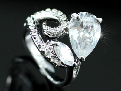3.5 Carat Ring use Austrian Crystal XR090-1